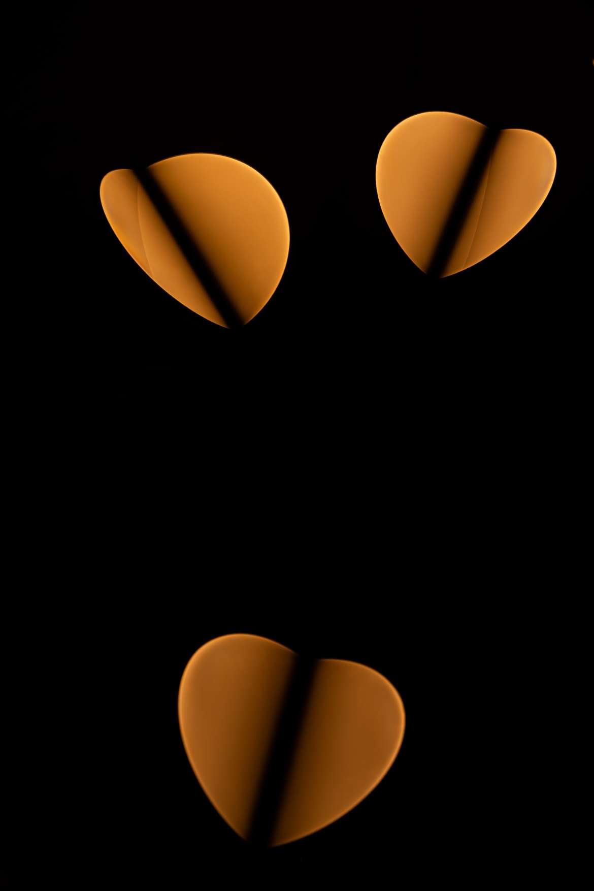 Tres pantallas encendidas sobre negro