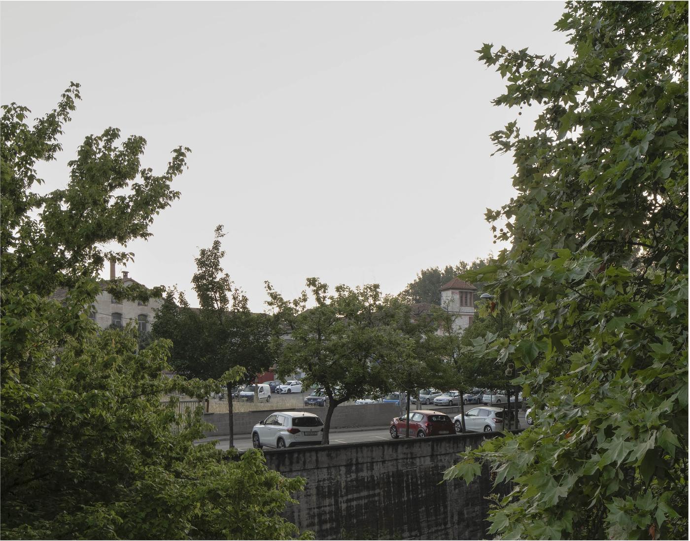 Vista del recinto entre la arboleda