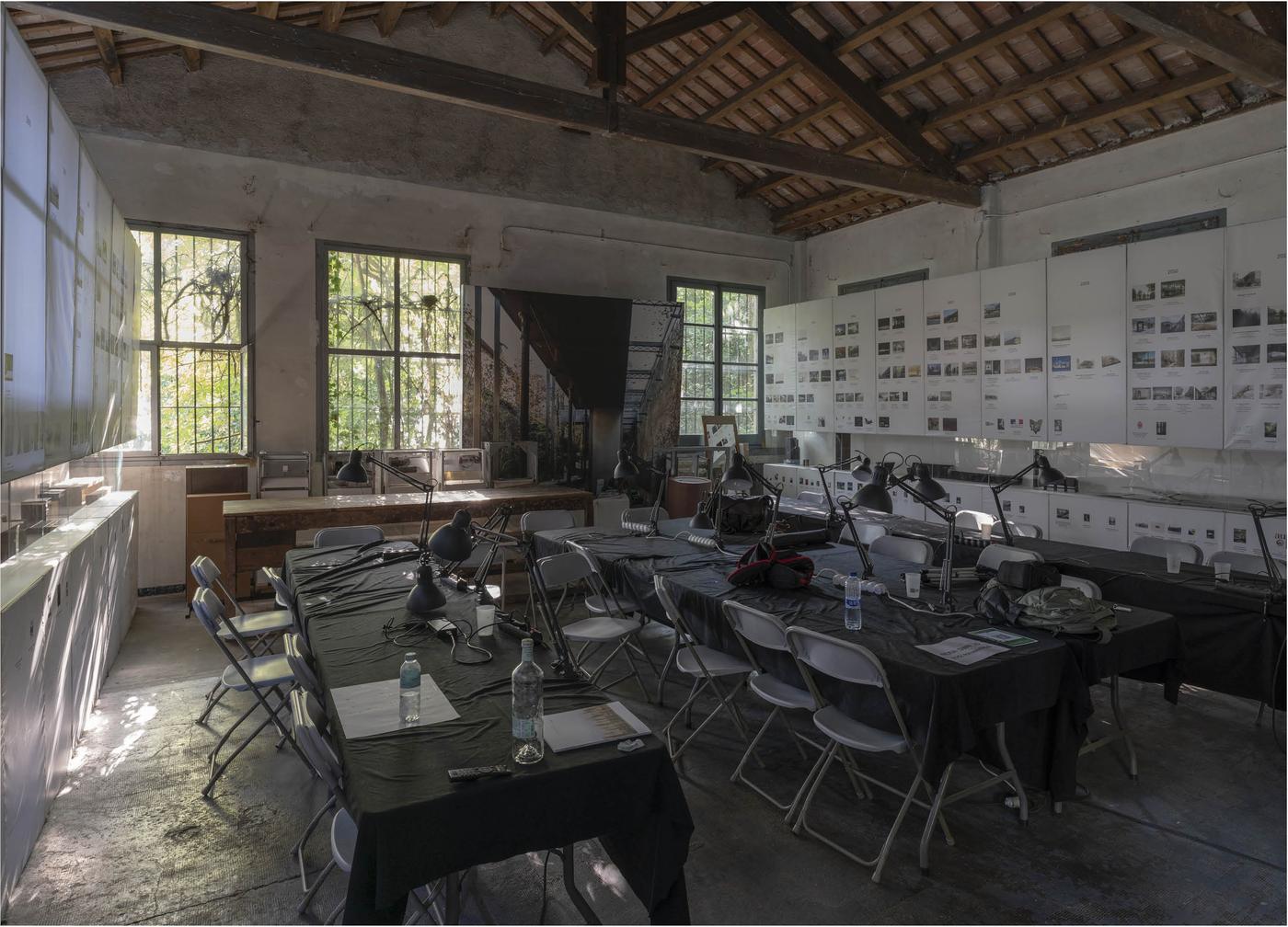 Sala con mesas de trabajo y paneles en la pared