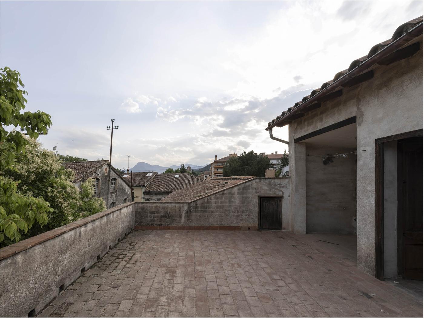 Terraza sobre los tejados con la montaña al fondo