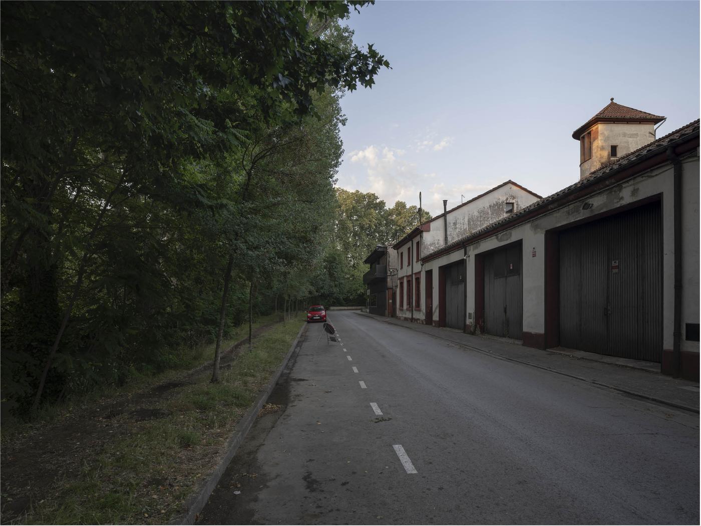 La calle al atardecer, hacia la arboleda del río