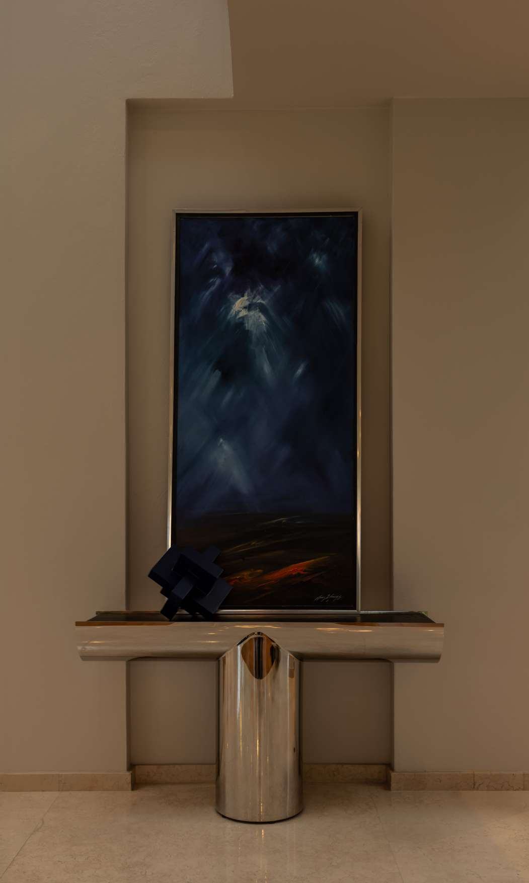 Consola con pintura y escultura