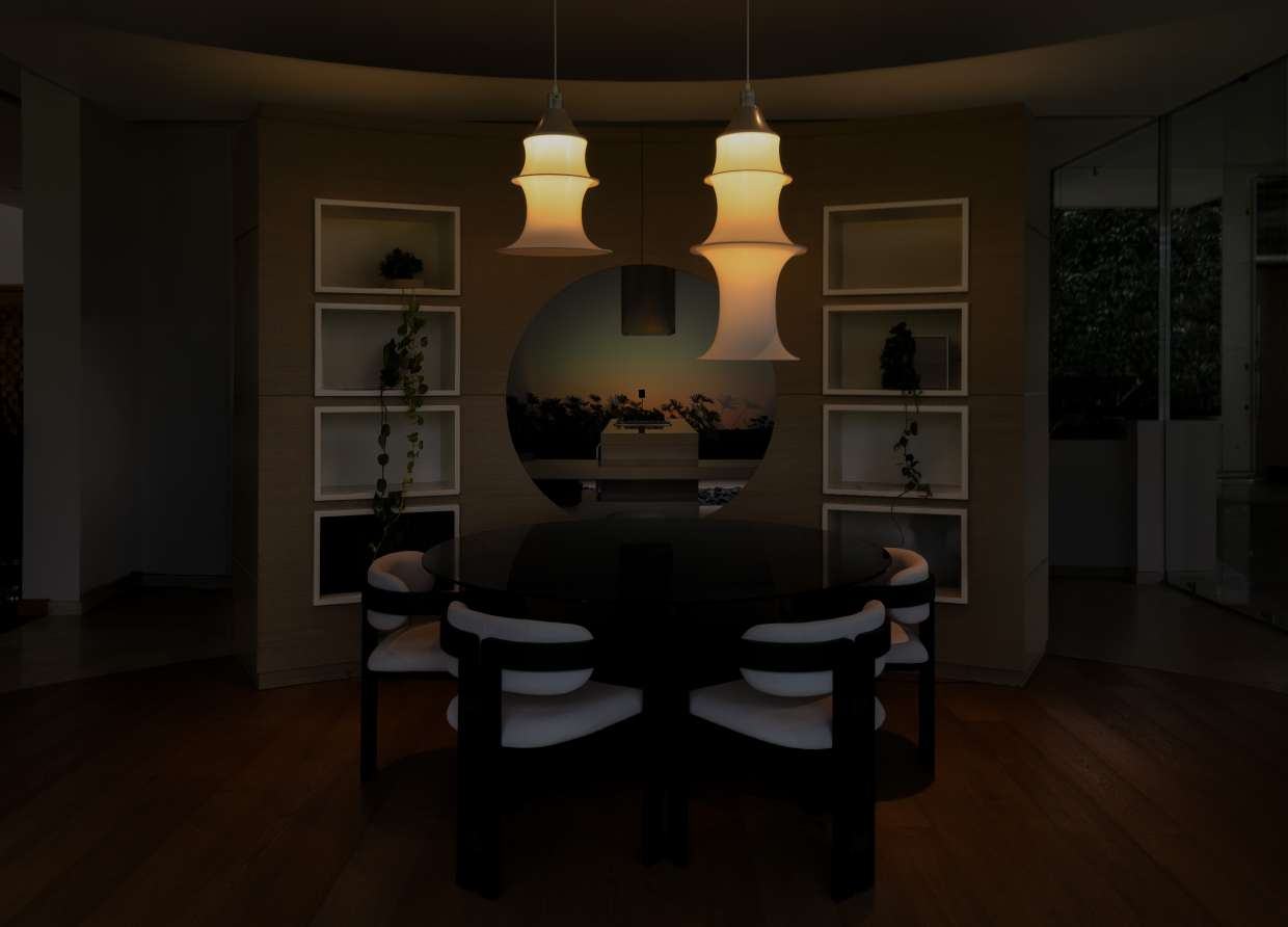 Comedor con dos lámparas encendidas